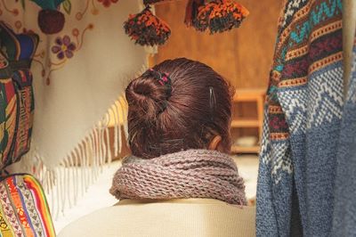 Une femme dans son échoppe à Ollantaytambo