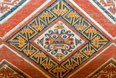 Bas-relief du dieu Moche Ai Apaec à l'intérieur d'une tombe de la Huaca de la Luna près de Trujillo, au Pérou