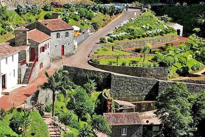 © OT Açores - Petit village près de la Ribeira dos Caldeiroes - Nordeste - Açores - Portugal Petit village près de la Ribeira dos Caldeiroes - Nordeste - Açores - Portugal