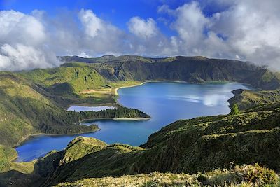 © Aragami123345 / iStock - Lagoa do Fogo et Green Valley - île San Miguel - Acores - Portugal Lagoa do Fogo et Green Valley - île San Miguel - Acores - Portugal