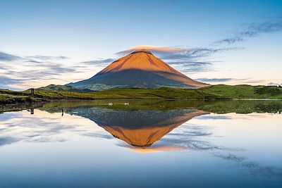 © Jon Arnold Images/ hemis.fr - Lagoa do Capitao et le mont Pico - Ile de Pico - Açores - Portugal Lagoa do Capitao et le mont Pico - Ile de Pico - Açores - Portugal