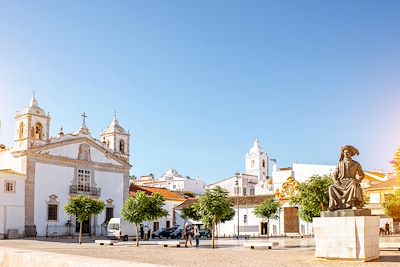 © rh2010 / stock.adobe.com - Église de Santa Maria dans la vieille ville - Lagos - Région de l'Algarve - Portugal Église de Santa Maria dans la vieille ville - Lagos - Région de l'Algarve - Portugal