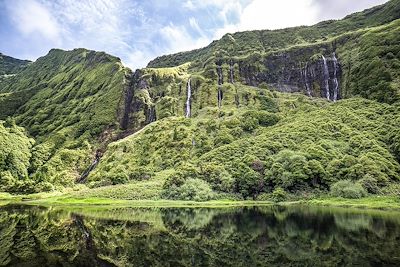 © javarman / Adobe Stock - Poco da Ribeira do Ferreiro - Flores - Açores - Portugal Poco da Ribeira do Ferreiro - Flores - Açores - Portugal