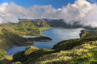 © Aragami/fotolia.com - Lagoa do Fogo - Agua de Pau - São Miguel - Les Açores - Portugal Lagoa do Fogo - Agua de Pau - São Miguel - Les Açores - Portugal