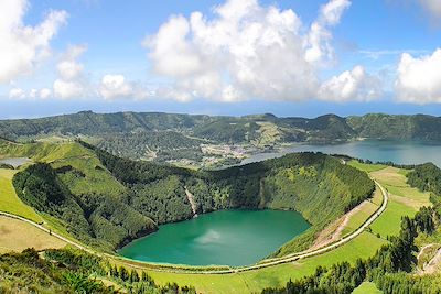 © stephane / Adobe Stock - Lagoa do Canario - Sao Miguel - Açores - Portugal Lagoa do Canario - Sao Miguel - Açores - Portugal