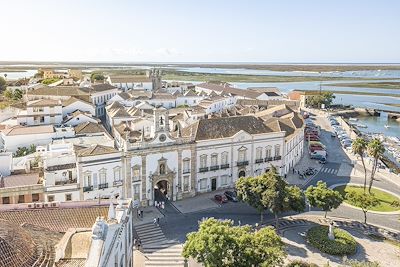 © malajscy / stock.adobe.com - Centre-ville de Faro et lagune de la Ria Formosa - Algarve - Portugal Centre-ville de Faro et lagune de la Ria Formosa - Algarve - Portugal