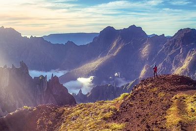 © Kirill / Adobe Stock - Sentier entre Pico de Ariero et Pico de Ruivo - Madère - Portugal Sentier entre Pico de Ariero et Pico de Ruivo - Madère - Portugal