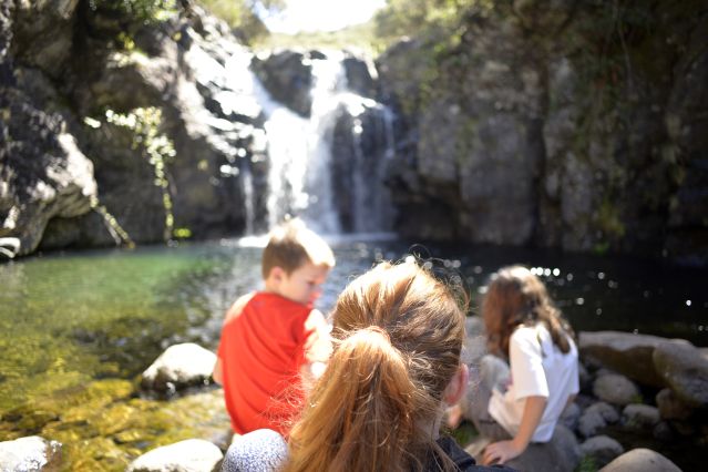 Pause au pied de la cascade de Dona Beija - Randonnée sur le plateau de Paul Lageado - Madère - Portugal