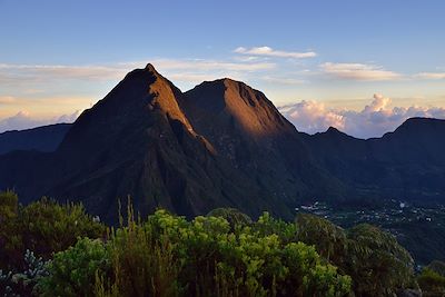© Luc Perrot / Photononstop - Lever du jour sur Salazie - Île de la Réunion Lever du jour sur Salazie - Île de la Réunion