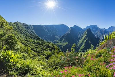 © Balate Dorin / Adobe Stock - Panorama sur le cirque de Mafate - La Réunion Panorama sur le cirque de Mafate - La Réunion