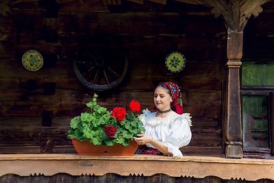 © alexin0 / Adobe Stock - Femme en tenue traditionnelle - Maramures - Roumanie Femme en tenue traditionnelle - Maramures - Roumanie