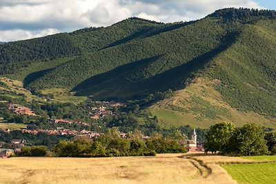 © whitewizzard / Adobe Stock - Village Rasinari - Sibiu - Transylvanie - Roumanie Village Rasinari - Sibiu - Transylvanie - Roumanie