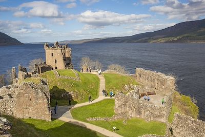 Le château de Urquhart sur les berges du loch Ness - Ecosse 