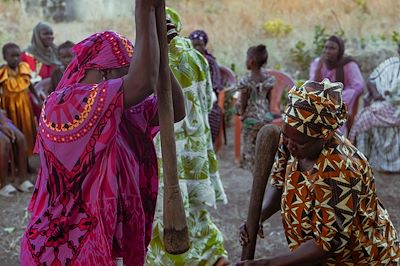 Groupe de femmes pilant des aliments au Sénégal