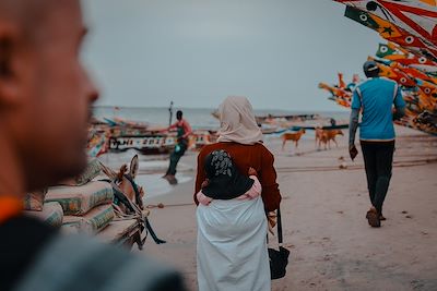 Vie de famille et transport de marchandises au bord de la mer au Sénégal