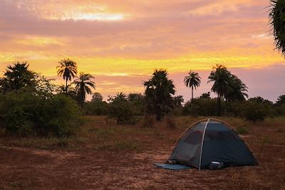 Camping au coucher du soleil dans la nature au Sénégal
