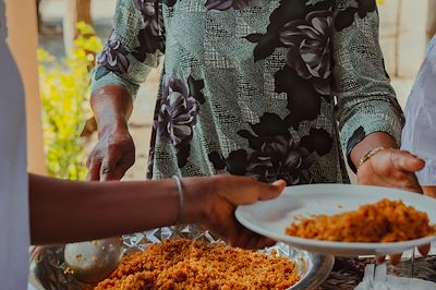 Préparation d’un repas en famille au Sénégal