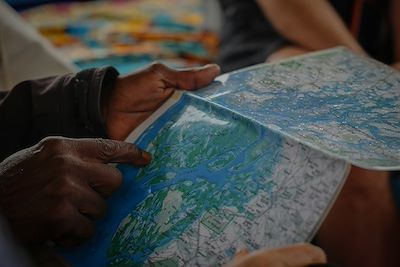 Duo consultant une carte pour s’orienter au Sénégal
