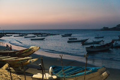 Duo sur la plage face au coucher de soleil au Sénégal