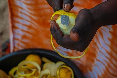 Préparation d’oranges en cuisine au Sénégal