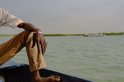 Homme à bord d’un bateau au Sénégal