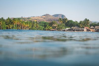 © Melchior van Nigtevecht / Stocksy - Plage du Salvador depuis la mer Plage du Salvador depuis la mer