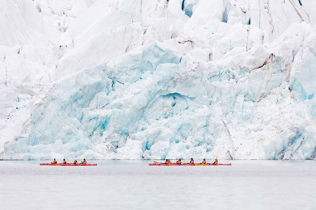 Voyage En kayak sur les rives de l'océan glacial arctique