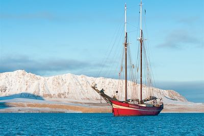 La goélette S/V Noorderlicht sur les eaux du Spitzberg - Norvège