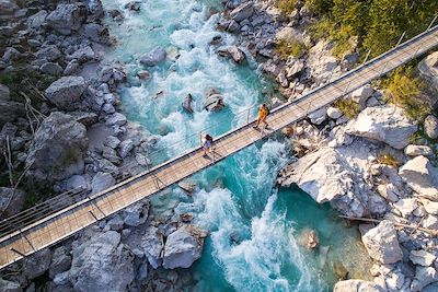 Randonneurs sur un pont au-dessus de la rivière Soca - Slovénie