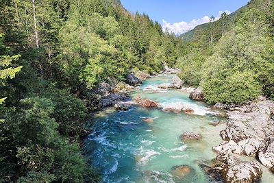 © Alena / Adobe Stock - Rivière Soca - Parc national du Triglav - Alpes juliennes - Slovénie Rivière Soca - Parc national du Triglav - Alpes juliennes - Slovénie