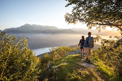 Randonneurs à Kolovrat au-dessus de la vallée de Soca - Slovénie