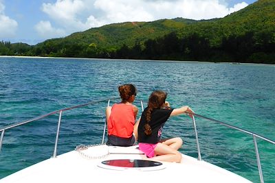 © Julie Waydelich - Retour pour Praslin après la pêche - Seychelles Retour pour Praslin après la pêche - Seychelles