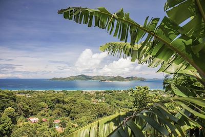 © VUANO Tristan / Hemis.fr - Ile de la Digue - Vue sur l'île de Praslin depuis le Nid d'Aigle - Seychelles Ile de la Digue - Vue sur l'île de Praslin depuis le Nid d'Aigle - Seychelles
