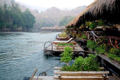 © Ingrid Morel - Hôtel flottant River Kwai Jungle Rafts - Parc national Erawan - Province de Kanchanaburi - Thaïlande Hôtel flottant River Kwai Jungle Rafts - Parc national Erawan - Province de Kanchanaburi - Thaïlande