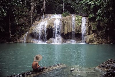 © AnthiaCumming /Istock - Cascade dans le parc national d'Erawan -Thaïlande Cascade dans le parc national d'Erawan -Thaïlande