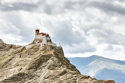 © Cultura / hemis.fr - Vue du palais Yungbulakang - Tsedang - Tibet Vue du palais Yungbulakang - Tsedang - Tibet