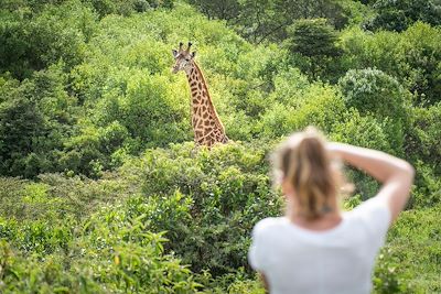 Femme photographiant une girafe - Tanzanie