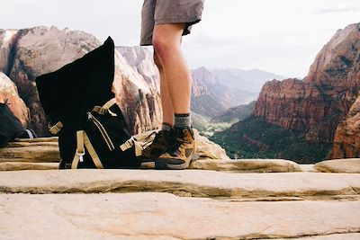 © Jesse Morrow / Stocky - Pause lors d'une randonnée dans le Zion national park Pause lors d'une randonnée dans le Zion national park