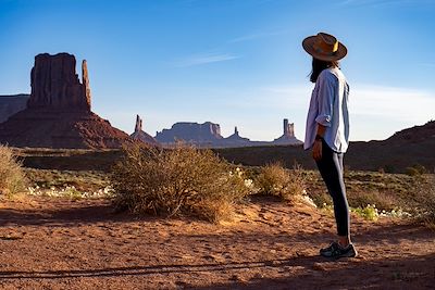 © Bisual Studio / Stocksy - Jeune femme à Monument Valley, USA Jeune femme à Monument Valley, USA