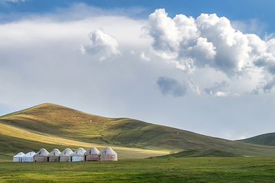 campement de yourte dans la région du lacSong Kul au Kirghistan 