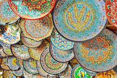 Céramiques traditionnelles sur un marché