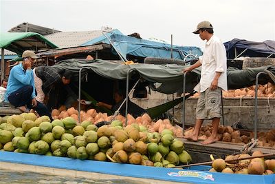 © Denis Chambon - Vendeur de noix de coco - Marché flottant - Delta du Mékong - Vietnam Vendeur de noix de coco - Marché flottant - Delta du Mékong - Vietnam