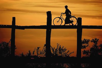 Sur une passerelle - Vietnam