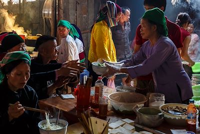 Repas de soupe de nouilles sur un marché vietnamien - Vietnam