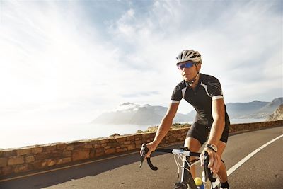 Homme à vélo en bord de mer